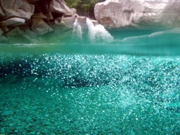 Petite chute d'eau dans une rivière de montagne au Tessin... by Philippe Brunner 